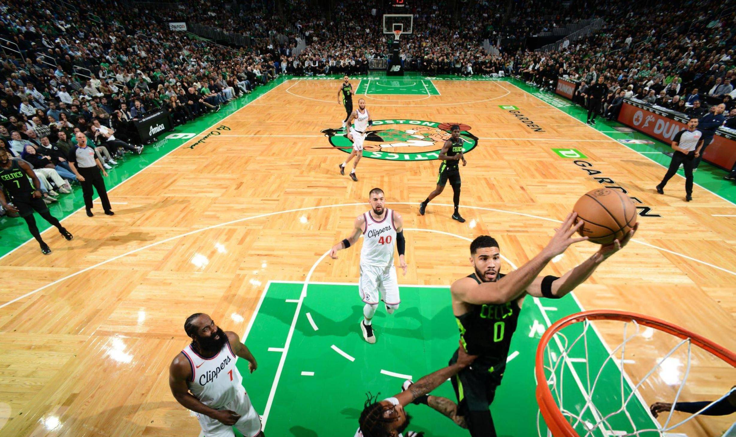 黑白直播免费体育直播-快船再次击败凯尔特人，豪取胜利