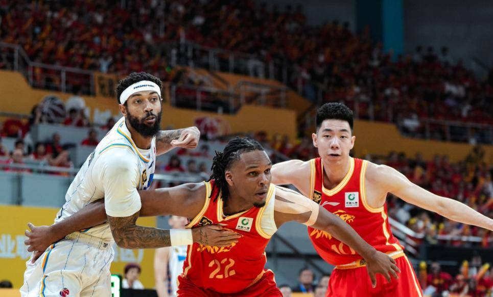 黑白直播免费体育直播-关于球场激战引发无尽期待，篮球赛事火爆全场的信息