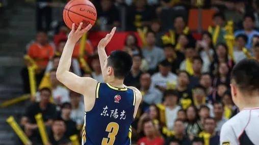 黑白直播免费体育直播-斯佩齐亚主场大败，教练组重新调整阵容