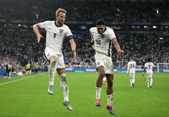 英格兰队成功逆转比分，击败对手