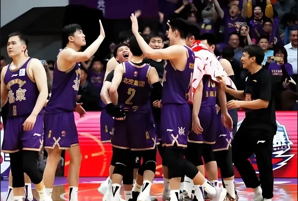 上海队全队发挥出色，击败对手晋级