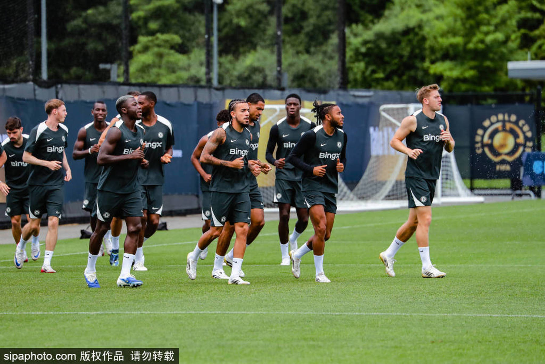 黑白直播在线观看-切尔西大比分胜出，备战决赛