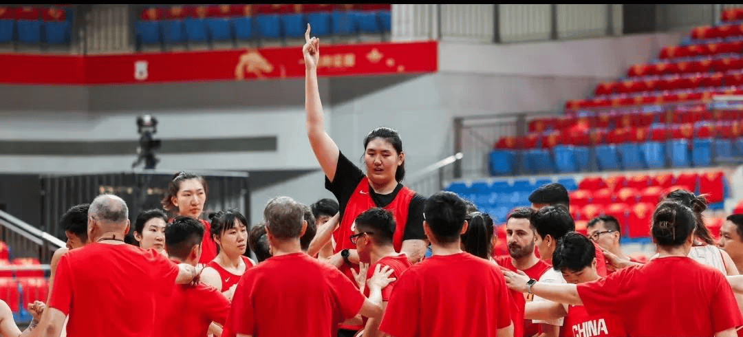 黑白直播体育-包含双塔组合再度出击，球队士气高涨的词条