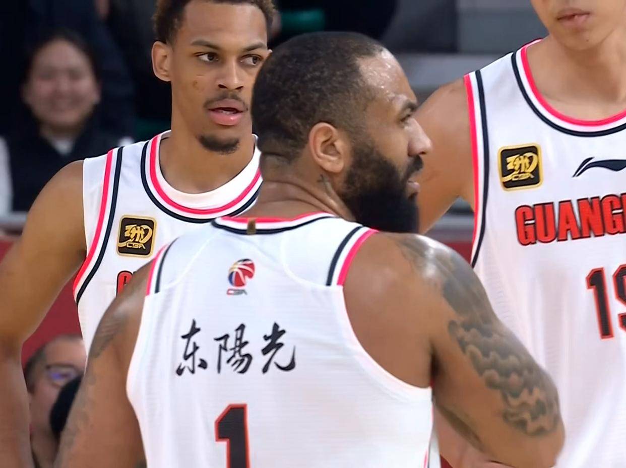 包含双塔组合再度出击，球队士气高涨的词条