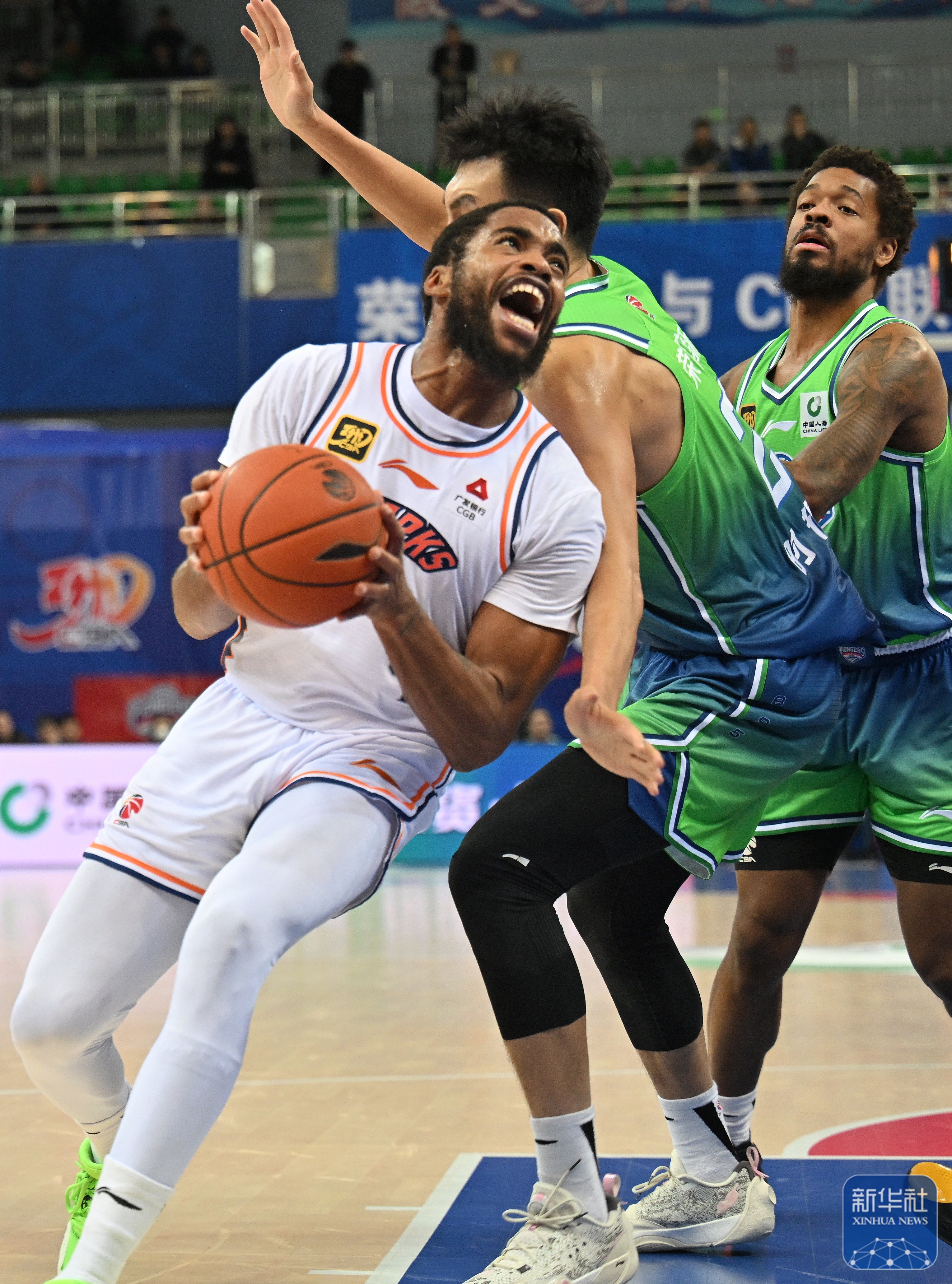 黑白直播-新疆男篮战胜天津，保持不败