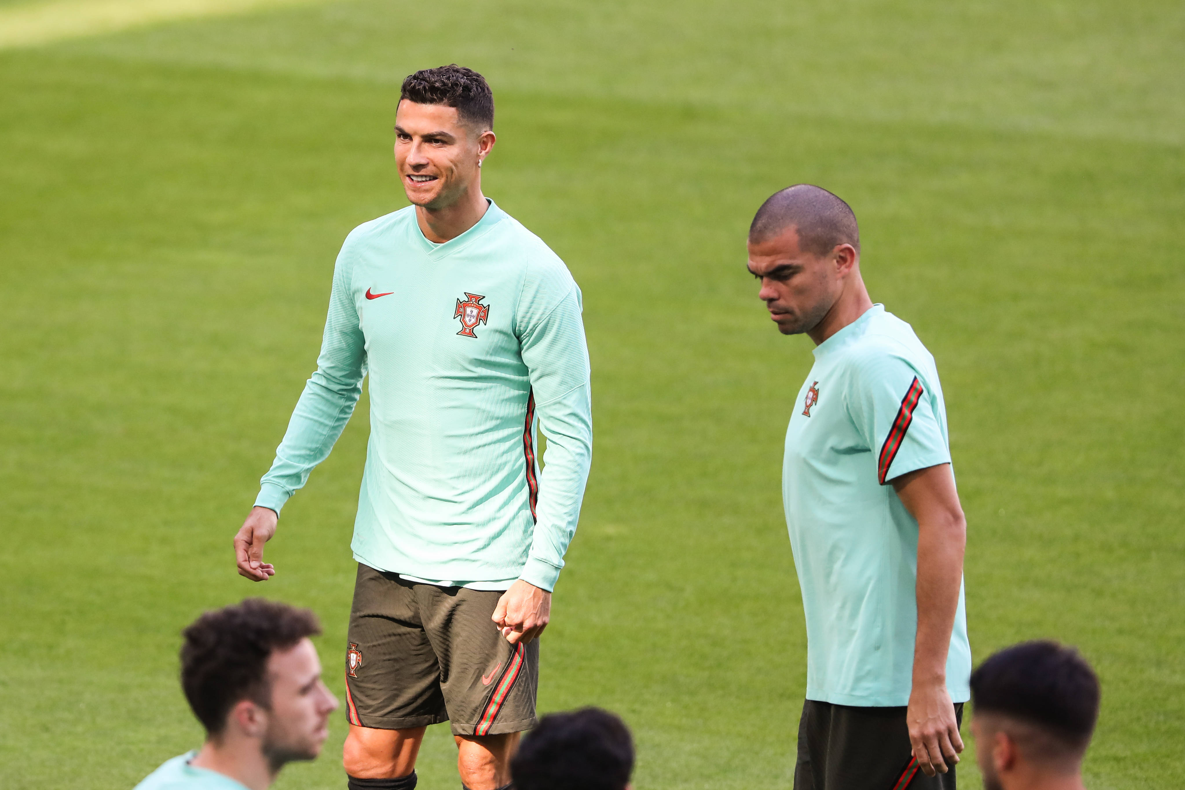 黑白直播在线观看nba-冰岛队在场上展现出色的团队合作