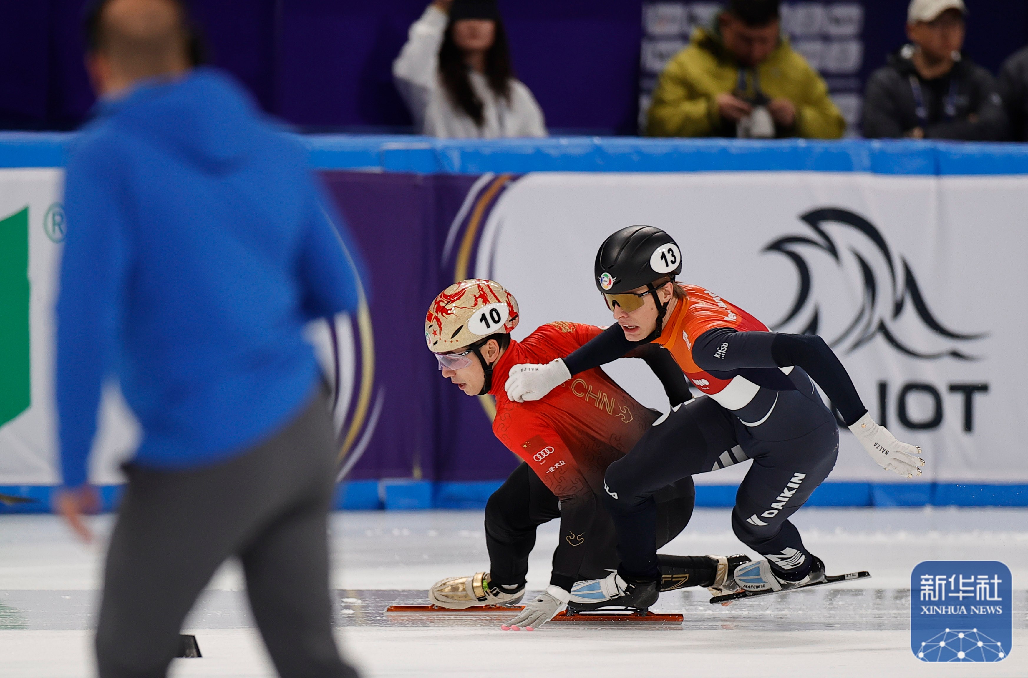 球员临危不乱,带队冲击半决赛 球员临危不乱,带队冲击半决赛