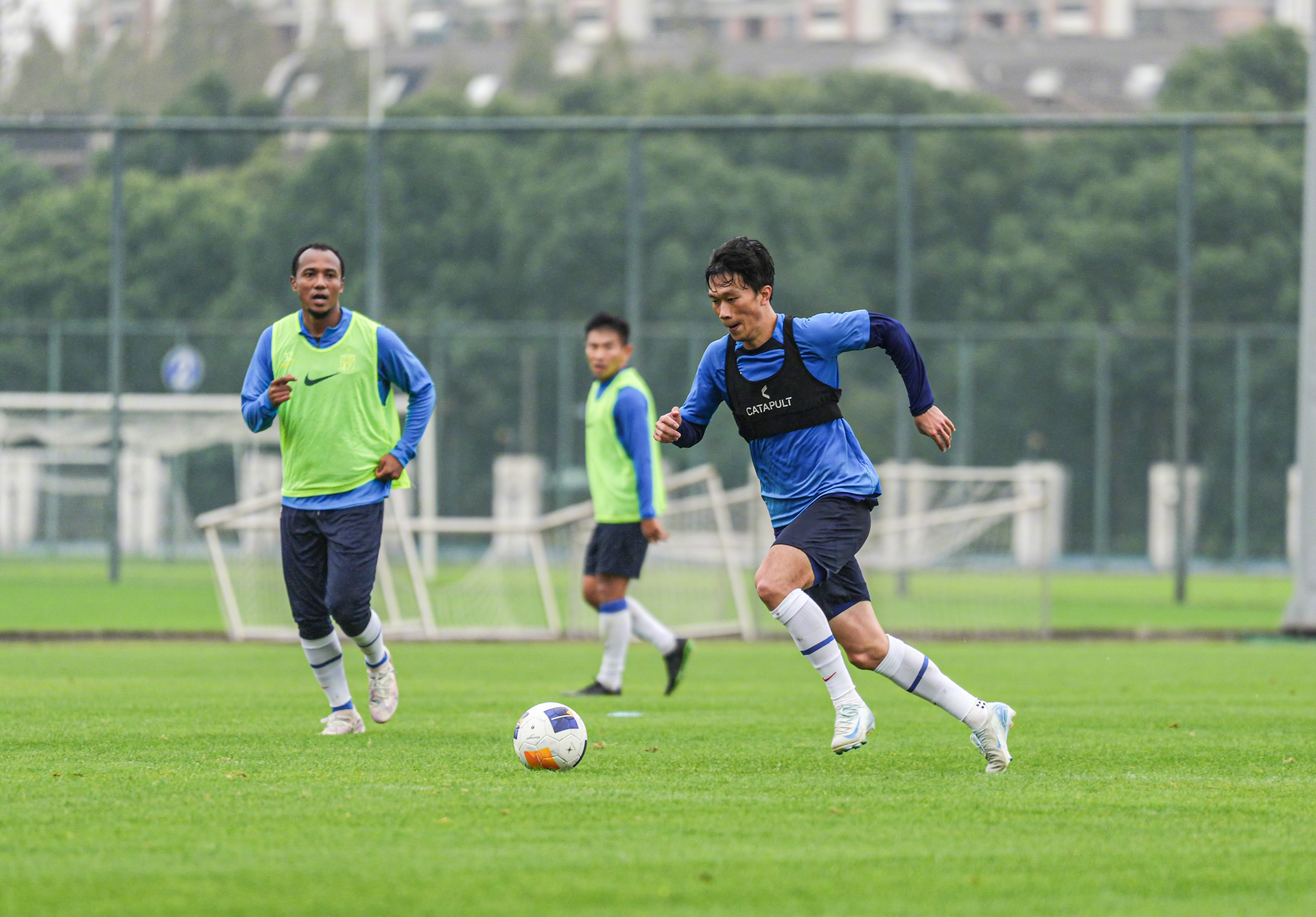 黑白直播体育-关于上海申花球员默契互动备战，力争赢球的信息