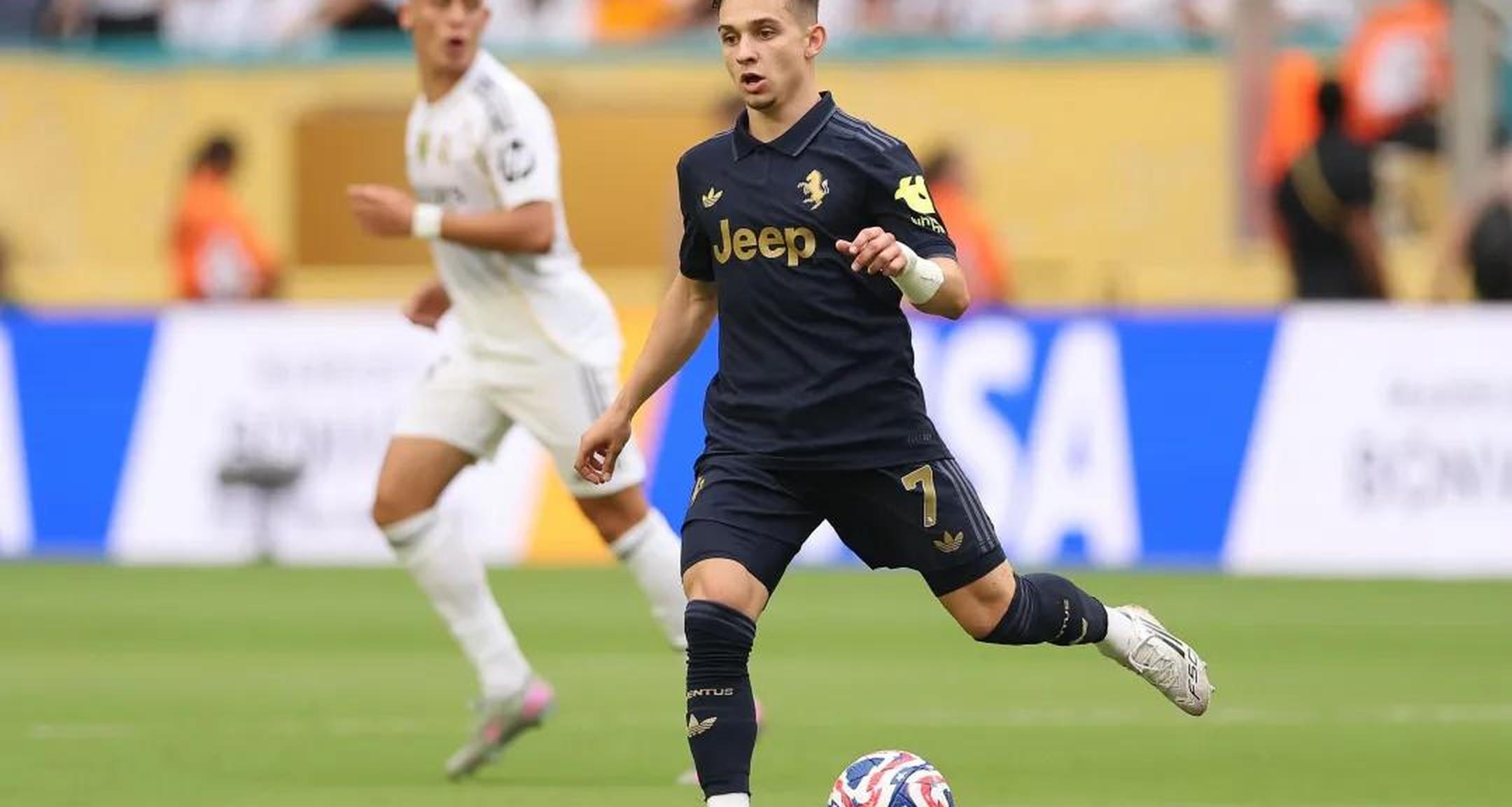 黑白直播在线观看-阿根廷遭遇意大利碾压，英超局势紧张