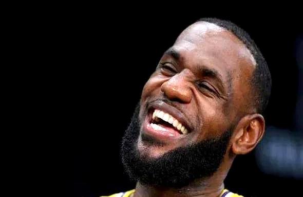 黑白直播-小组赛焦点：詹姆斯逆转，争议判罚的简单介绍