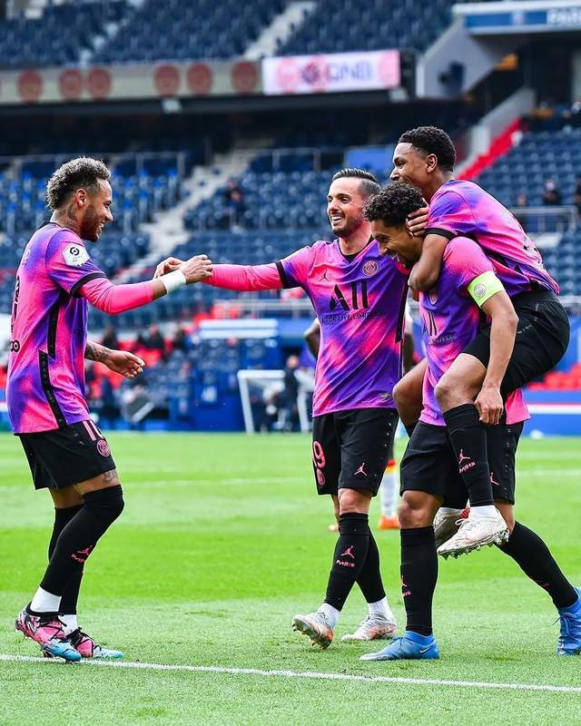 黑白直播-JDG力克NS，Zeus成为全场焦点小组赛2:1（巴黎）