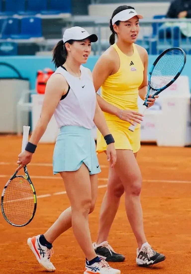 黑白直播在线观看-包含美国队以五球领先战胜对手，取得胜利的词条