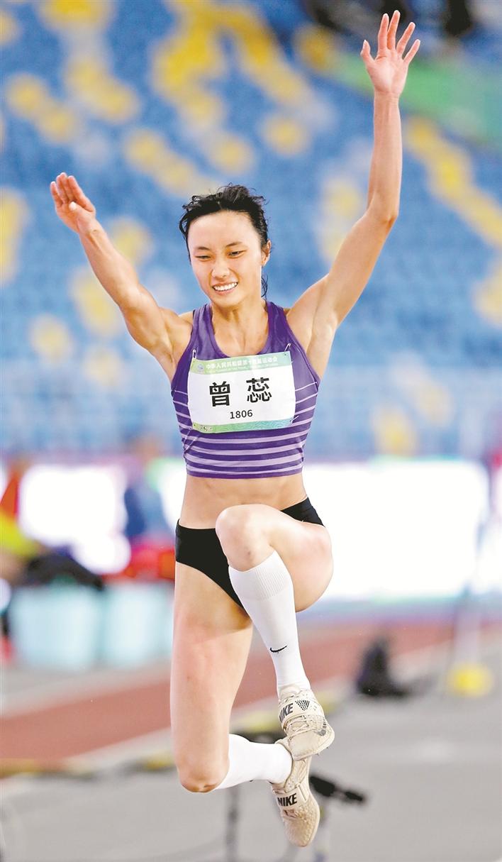 女子跳远选手紧张备战，力争登上领奖台的简单介绍