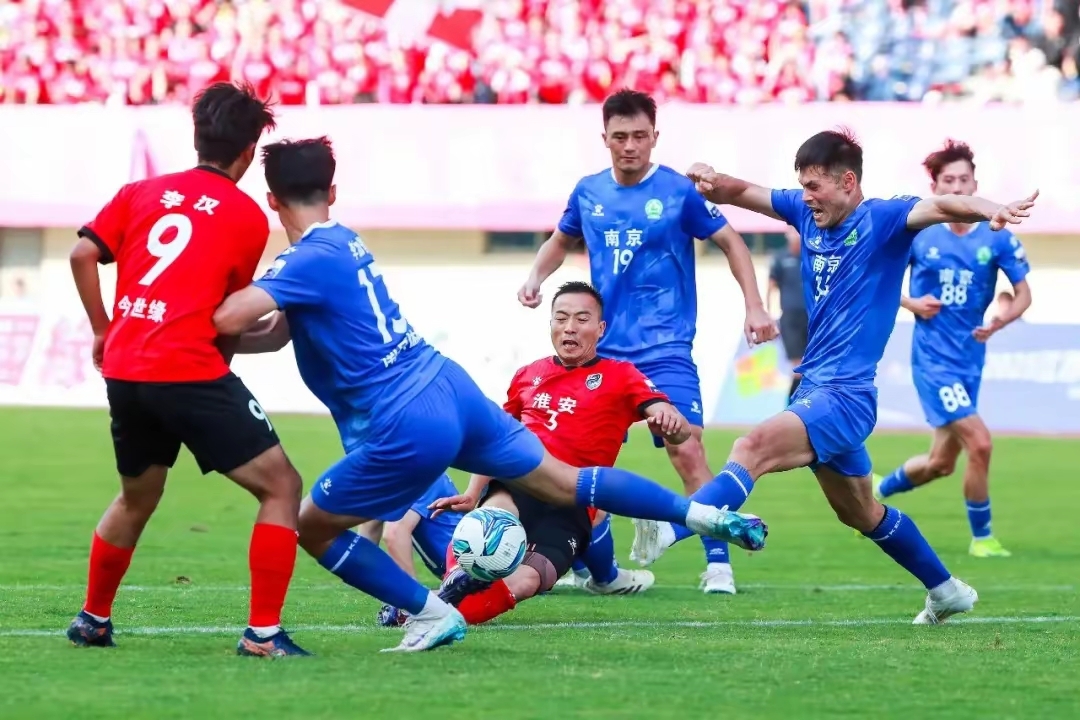 足球场外新闻不断，话题热度爆表的简单介绍