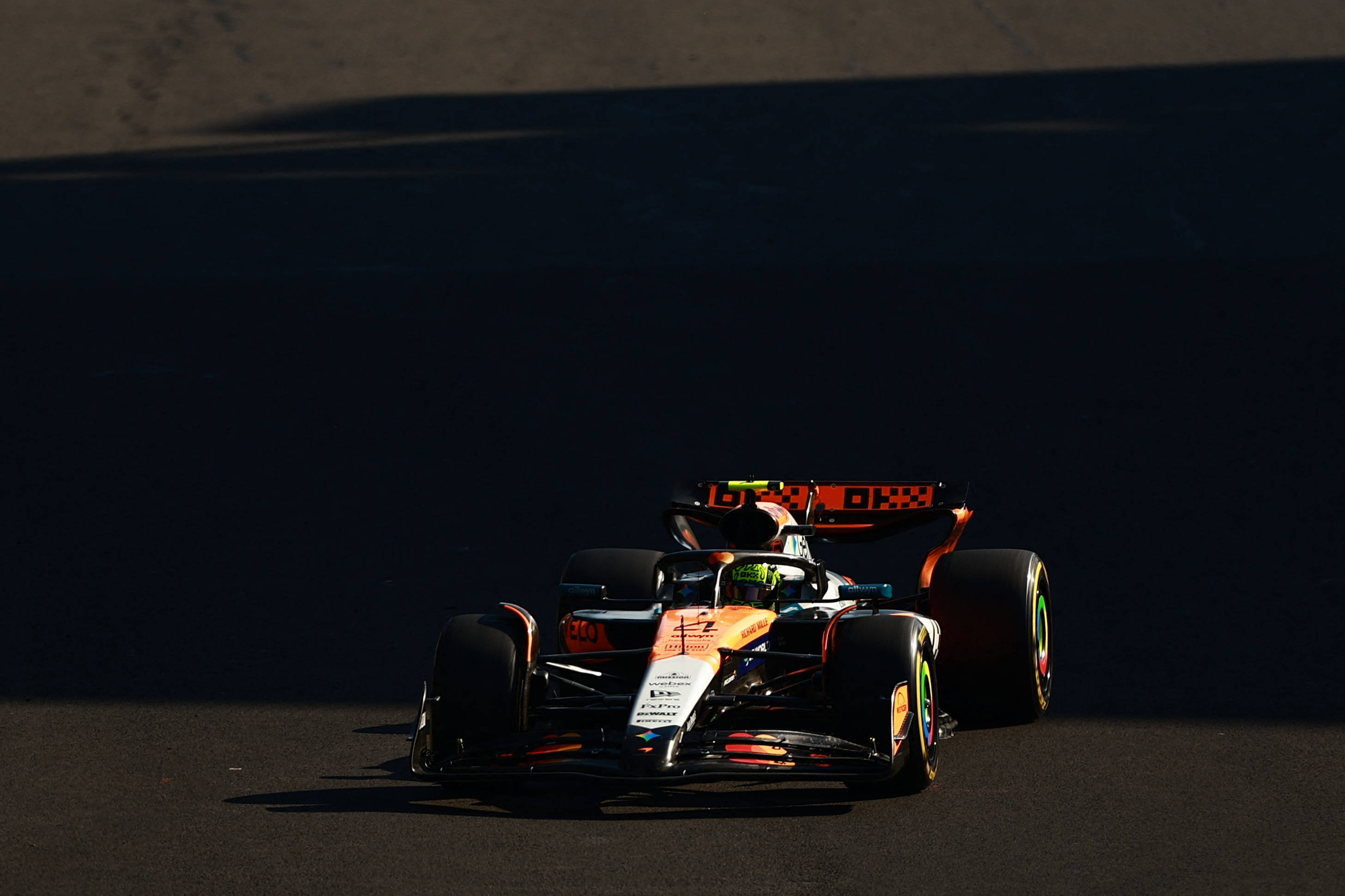 黑白直播在线观看nba-雷诺车队完胜红牛车队，诺里斯扛起全队