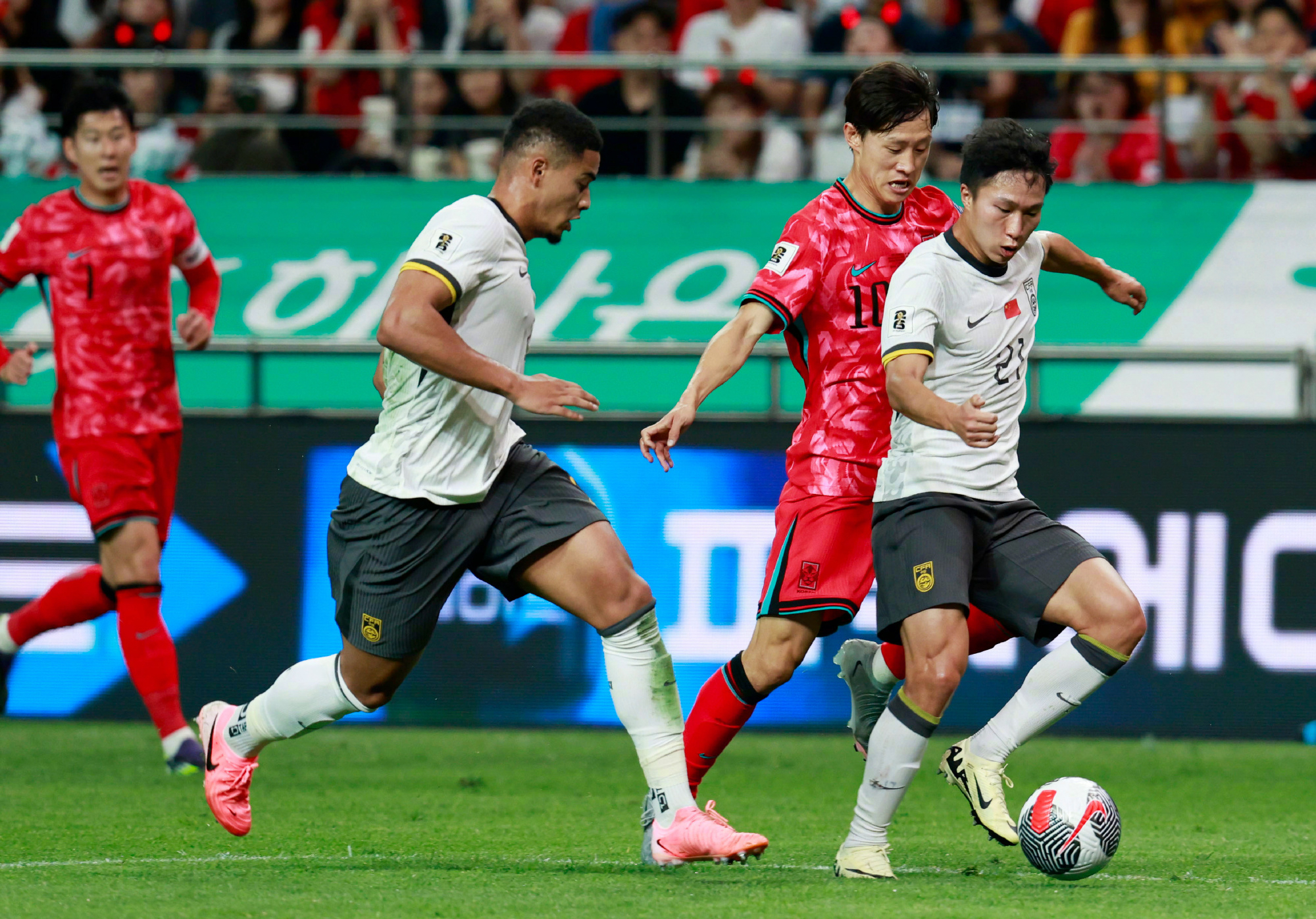 亚洲足球赛事中球队努力争取进步 亚洲足球赛事中球队努力争取进步