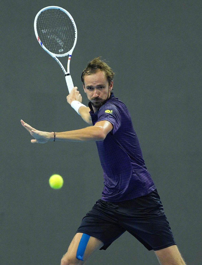 法网险胜年终总决赛，梅德韦杰夫点燃赛场