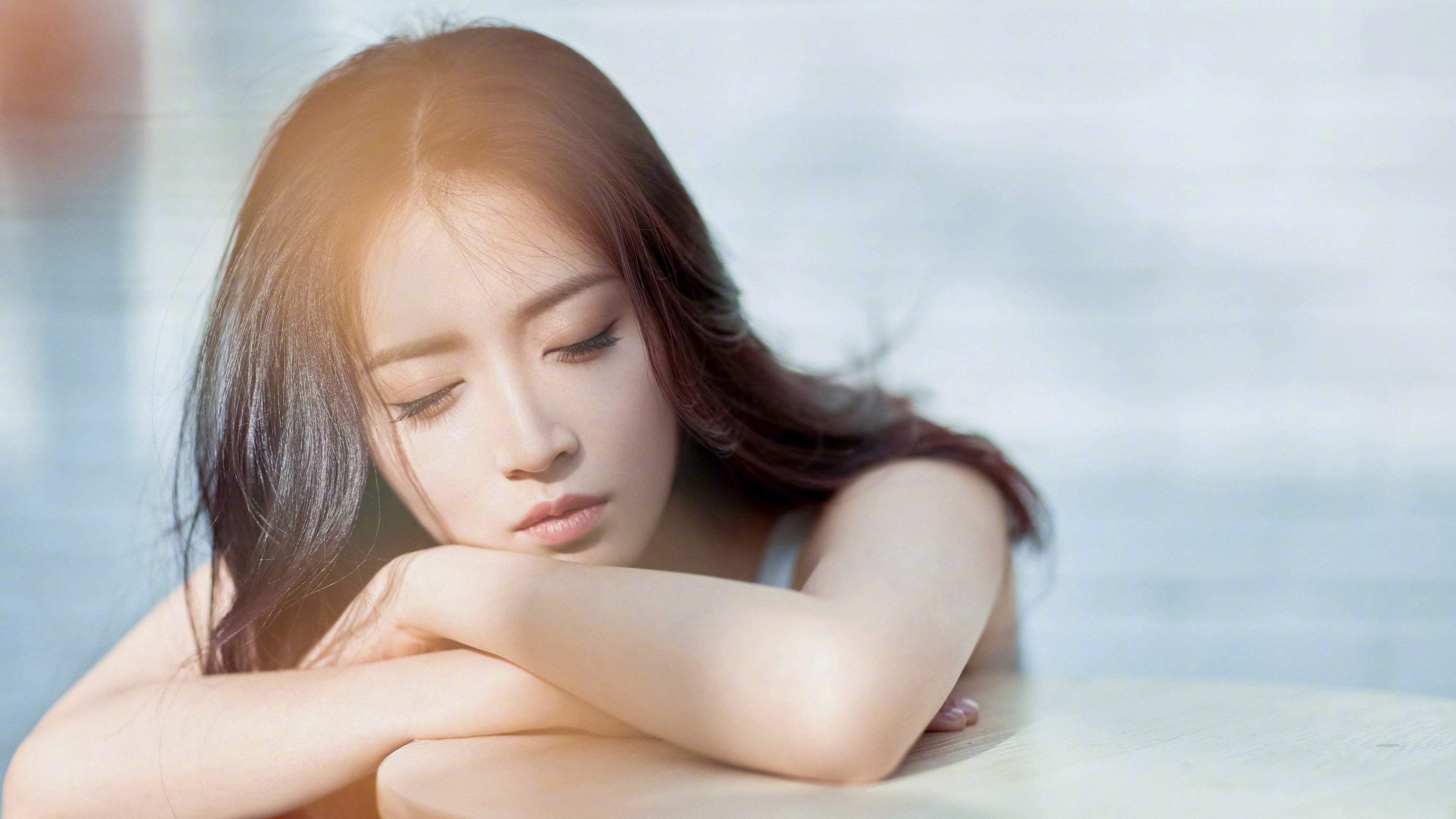 黑白直播-德罗赞燃爆赛场！手术刀式进攻撕裂雷霆防线，湖人主场惊险过关