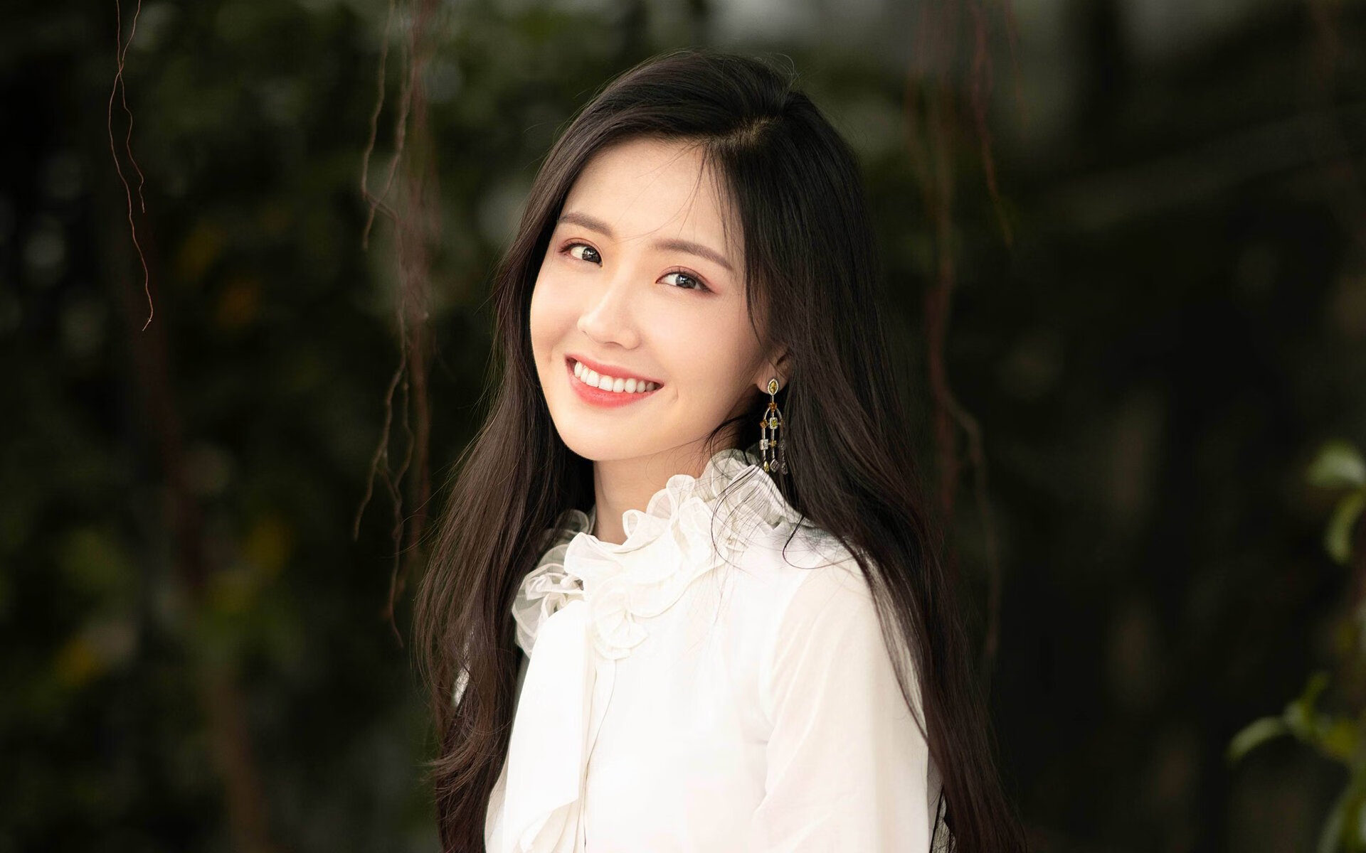 黑白直播免费体育直播-新星闪耀！爱德华兹生涯之夜狂砍41分，开拓者主场轻取热火